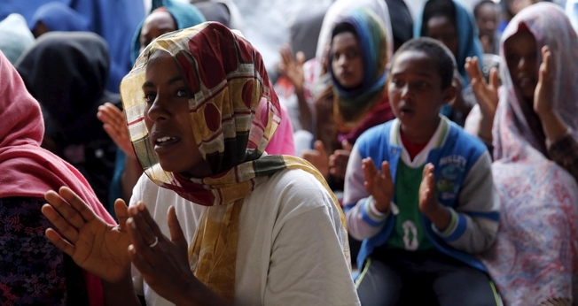 Mulheres e crianças cristãs da Eritreia e Etiópia participam de culto. (Foto: Reuters)