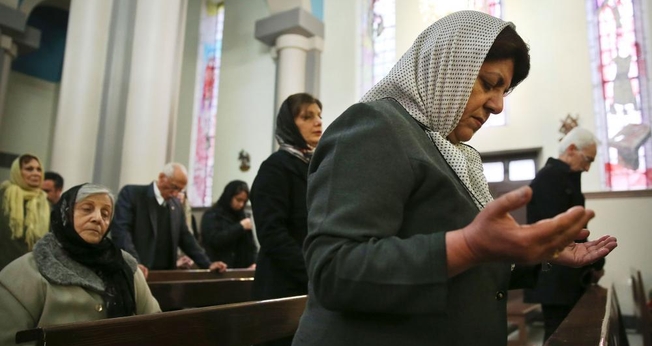 Cristãos participam de culto em igreja, no Irã. (Foto: Reuters)