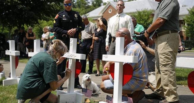 Mulher escreve homenagem para Michelle Langer, uma das vítimas do tiroteio em um prédio municipal de Virginia Beach. (Foto: AP Photo/Patrick Semansky)