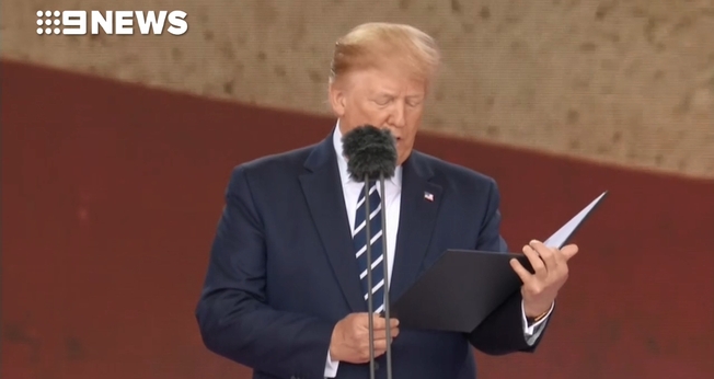 Em solenidade realizada em memória do Dia D, Donald Trump leu um trecho da oração histórica, feita pelo ex-presidente americano, Franklin Roosevelt, pouco antes dos soltados entrarem em combate contra os nazistas. (Foto: Reprodução/9 News)