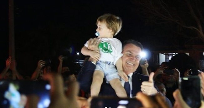 Bolsonaro segura nos braços o pequeno Noach, neto do pastor Joel Engel. (Foto: Arquivo pessoal)