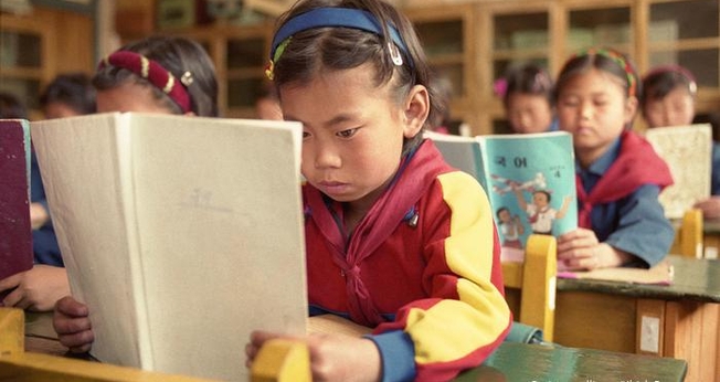 Crianças da Coreia do Norte crescem sob intensa doutrinação comunista sob a ditadura de Kim Jong Un. (Foto: DW)