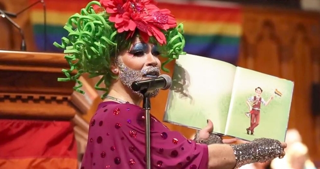 Dan Davidson vestiu-se como Sparkle Leigh para contar às crianças uma história infantil que promove a homossexualidade. (Foto: Cincinnati.com)