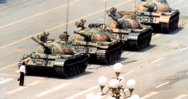 Desconhecido enfrentou uma fileira de tanques durante protestos contra o comunismo na China, em 1988. (Foto: The Guardian)