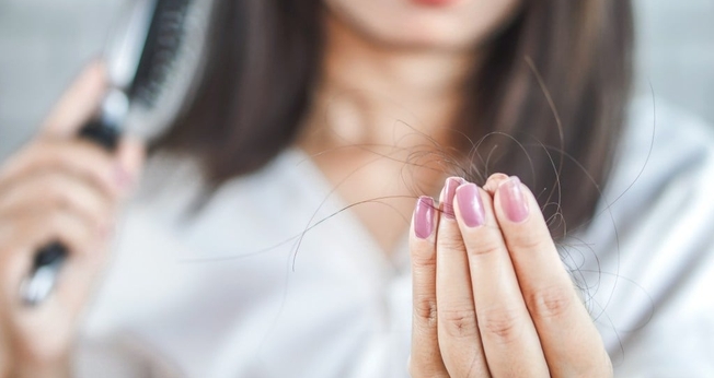 Algumas doenças fazem com que os cabelos caiam em grande quantidade. (Foto: Getty Images/iStockphoto)