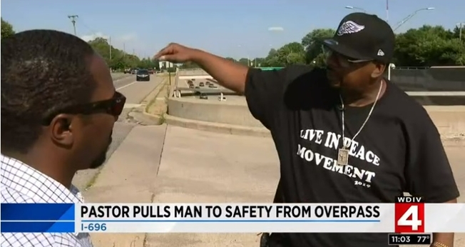 Pastor Maurice Hardwick (direita) conta ao repórter de noticiário local sobre o momento em que impediu um suicídio em um viaduto. (Imagem: Local 4 News)