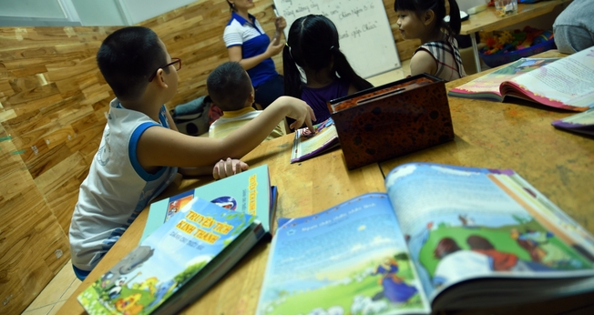 Crianças estão tendo acesso a Bíblias ilustradas no Vietnã. (Foto: Portas Abertas)