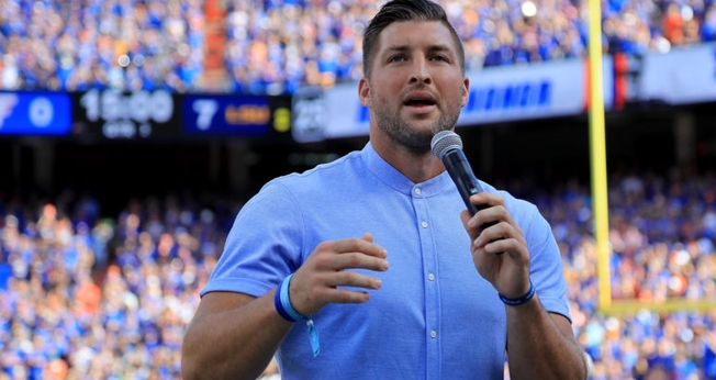 Tim Tebow foi jogador de futebol americano e hoje atua na liga de beisebol. (Foto: The Spun)