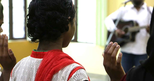Saree se entregou a Jesus após ter sido curada de surdez, enquanto cristãos clamavam pela sua cura em uma igreja, na Índia. (Foto: Portas Abertas - EUA)