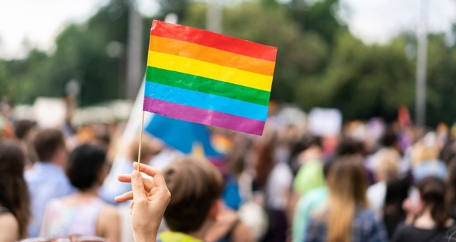 Militantes LGBT participam de manifestação. (Foto: Getty Immages)