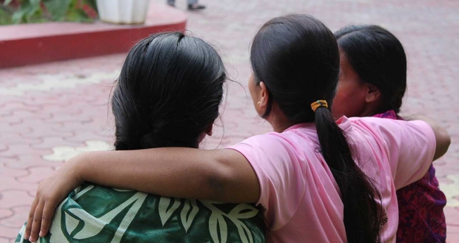 Atualmente, Meena e Sunita contam com apoio de outros cristãos. (Foto: Portas Abertas)