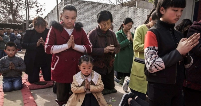 Cristãos chineses oram durante celebração da Páscoa. (Foto: Getty Images/Kevin Frayer