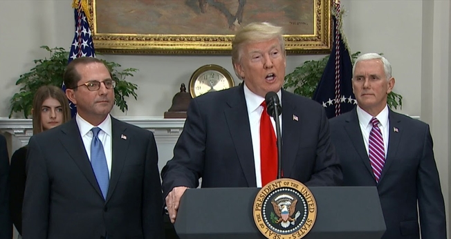 Alex Azar (esquerda) junto ao presidente dos EUA, Donald Trump (centro) e o vice-presidente Mike Pence (direita), durante discurso na Casa Branca. (Foto: PBS)