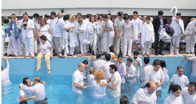 Batismo realizado pelo Elam Ministries, em abril. (Foto: Reprodução/Elam Ministries)