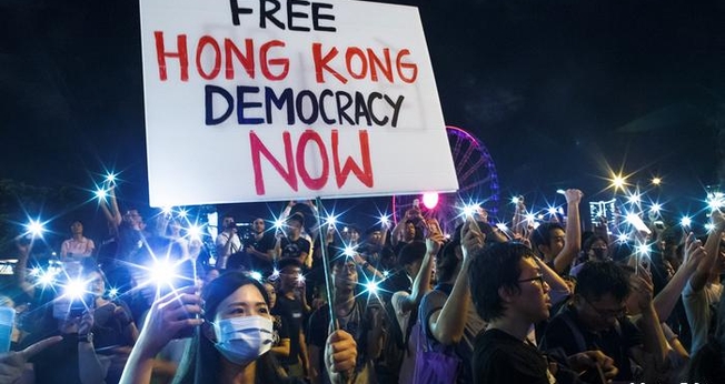 Manifestantes protestam contra o comunismo chinês em Hong Kong (Foto: Reuters / T. Peter)