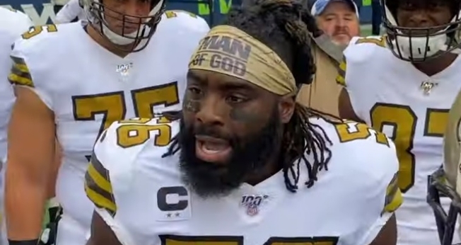 Demario Davis é um dos jogadores da Liga de Futebol Americano que mais expressa sua fé cristã, dentro e fora de campo. (Foto: YouTube/New Orleans Saints)