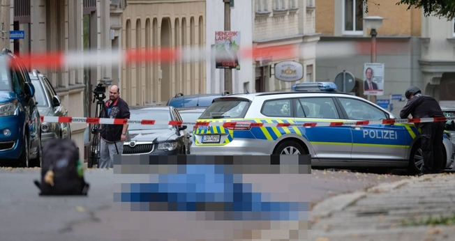 Corpo de uma das vítimas do lado de fora da sinagoga em Halle, no leste da Alemanha. (Foto: DPA via AP)