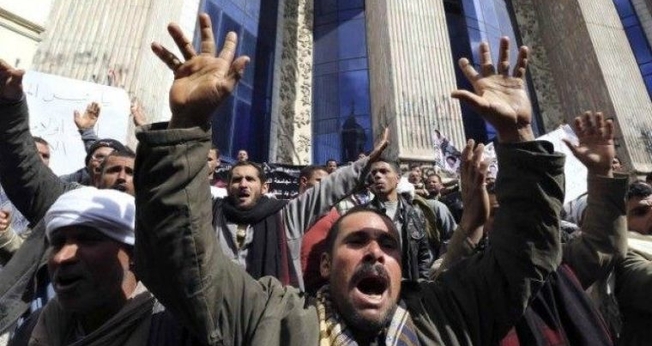 Cristãos copta protestam contra a intolerância religiosa no Egito. (Foto: Reuters/Mohamed Abd El Ghany)