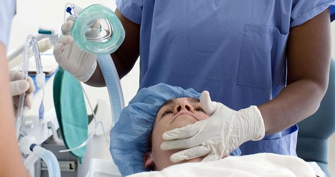 Médico prepara paciente para cirurgia. (Foto: Getty)