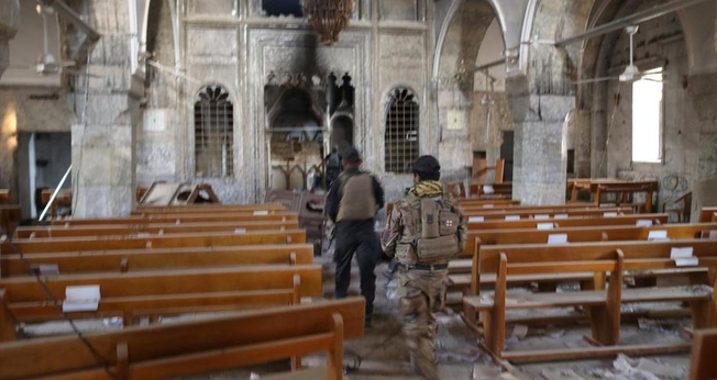 Soldados das forças especiais iraquianas em igreja destruída pelo Estado Islâmicos em Bartella, leste de Mosul, no Iraque. (Foto: Reuters/Goran Tomasevic)