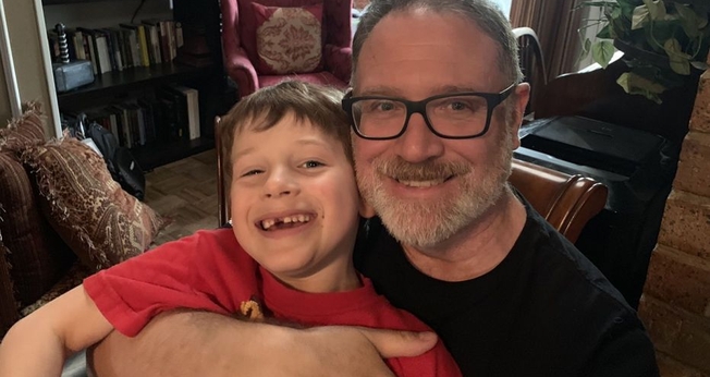 Jeffrey Younger (direita) perdeu a guarda de seu filho, James e agora não pode mais ver o garoto, a não ser que o trate como uma menina. (Foto: Fox 7 Austin)