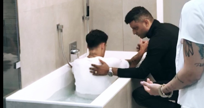 O pastor Tiago Brunet publicou uma foto do momento do batismo em seus stories do Instagram. (Foto: Instagram)