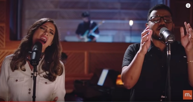Amanda Rodrigues e Eli Soares estão juntos no single "Pra Te Guiar". (Imagem: Youtube / Reprodução)