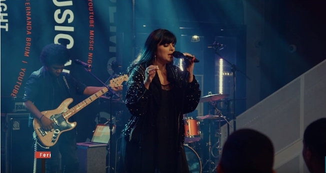 Fernanda Brum gravou o EP ao vivo, no YouTube Space Rio. (Imagem: YouTube / Reprodução)