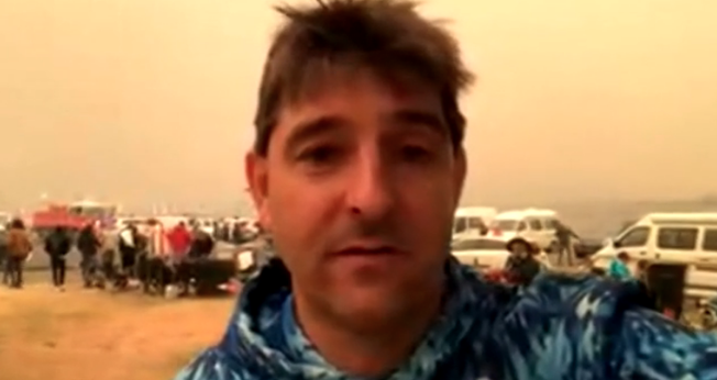 Filmagens de David Jeffery falando do cais de Mallacoota, na Austrália. (Foto: BBC News)