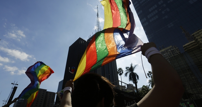 Bandeira do movimento LGBT durante a parada do orgulho gay, na Avenida Paulista. (Foto: Nelson Antoine/AP)