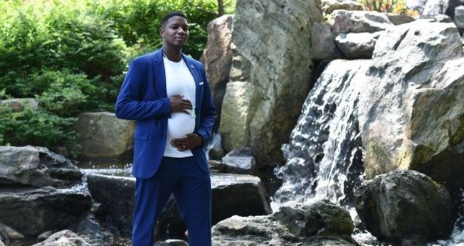 Myles Brady Davis é transgênero e entrou em uma batalha judicial para ser registrada como "pai" da filha a quem ela mesma deu à luz. (Foto: Windy City Times)