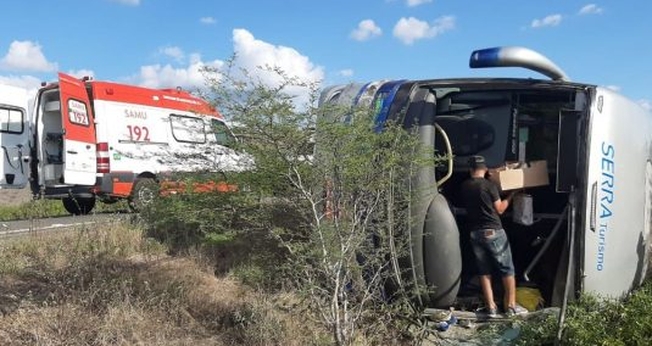 O ônibus que transportava missionários saídos do Vale da Bênção, em Araçariguama (SP) acabou tombando na BR 116, próximo ao município de Euclides da Cunha (BA). (Foto: Facebook)
