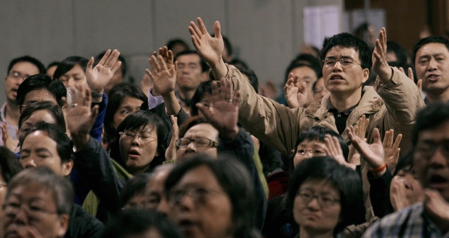 Cristãos participam de culto, na China. (Foto: Time)