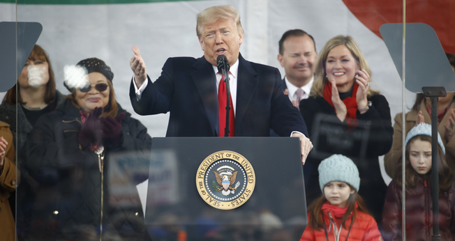 Trump foi o primeiro presidente dos EUA a participar da Marcha pela Vida em 47 anos. (Foto: America Magazine)