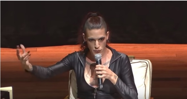 O travesti Vitor Zaparoli Borgheresi usa o nome social Amanda Palha e é militante dos movimentos LGBT e feminista, além de autor de obras comunistas. (Imagem: Youtube)