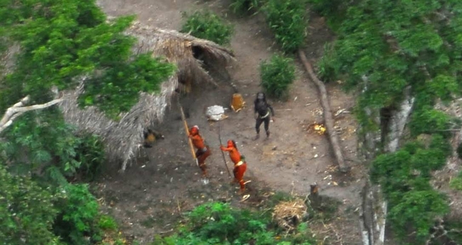 Índios isolados observados em sobrevoo pela Terra Indígena Kampa e Isolados do Envira, no Acre. (Foto: Gleison Miranda/Funai)
