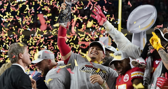 Patrick Mahomes se tornou o primeiro quarterback nomeado MVP. (Foto: Reuters/Mike Blake)