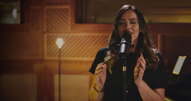 Amanda Rodrigues está lançando o single "No meio do Caos", que integra o projeto Musile Sessions. (Imagem: Divulgação)