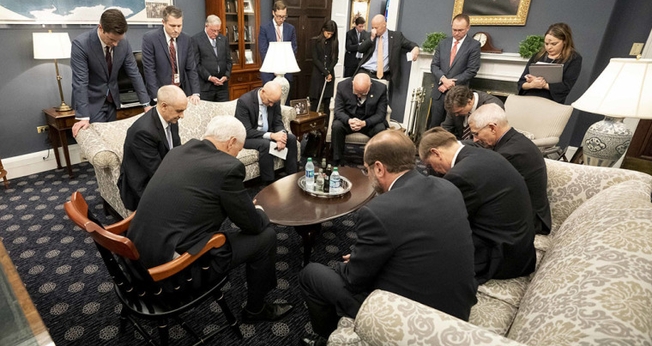 Vice-presidente dos EUA, Mike Pence, em momento de oração com a Força-Tarefa do Coronavírus. (Foto: Casa Branca/D. Myles Cullen)