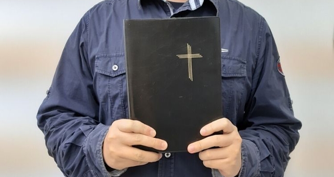 Pastor Huang Lei contou que a pandemia do coronavírus acabou tornado a realização de cultos online diária. (Imagem: Youtube)