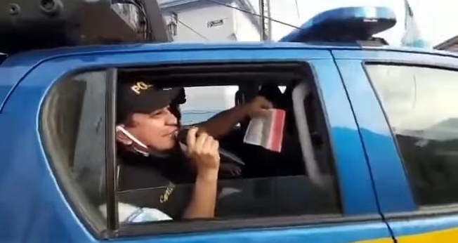 Policiais proclamam Jesus em suas viaturas nas ruas da Guatemala. (Foto: Reprodução)