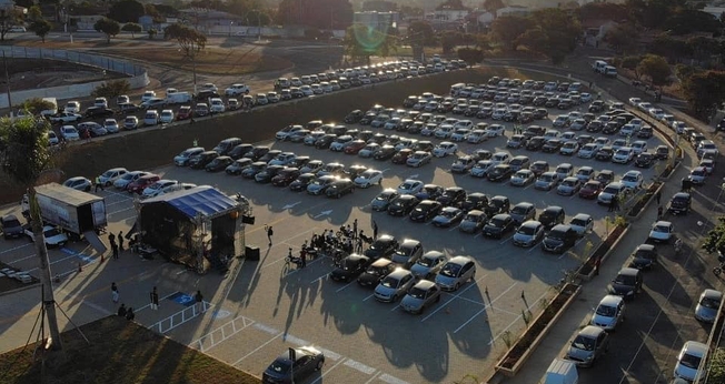 Culto drive-in reúne mais de mil fiéis durante a quarentena no interior de SP. (Foto: Rafael Durso)