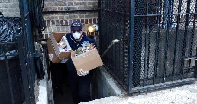 O pastor Francisco Fernandez, da Iglesia Sol De Justicia, tem apoiado sua comunidade no Brooklyn, Nova York. (Foto: Reprodução/Facebook)