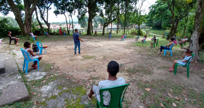No culto ao ar livre, as pessoas ficam a uma distância segura para evitar a propagação do Covid-19. (Foto: International Mission Board)