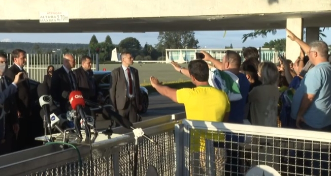 Apoiadores de Bolsonaro oram pelo presidente na porta do Palácio da Alvorada. (Foto: CNN)