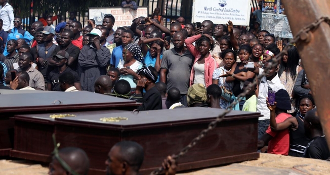 Pessoas reagem enquanto um caminhão transporta caixões de pessoas mortas pelos pastores Fulani, em Makurdi, Nigéria, em 11 de janeiro de 2018. (Foto: REUTERS / Afolabi Sotunde)