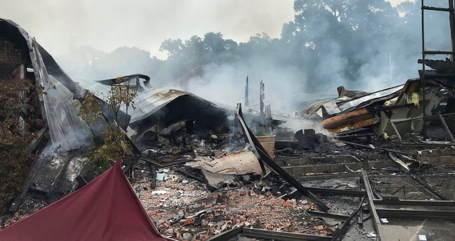 Primeira Igreja Pentecostal em Holly Springs depois do incêndio. (Foto: Kelly Mcmillen via Associated Press)