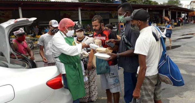 Conhecido por todos como Totoca, o advogado Wildson de Oliveira distribui cerca de 50 marmitas toda semana nas ruas de Teixeira de Freitas (BA). (Foto: Arquivo Pessoal)