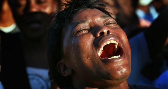 Mulher chora em adoração durante um culto em Porto Príncipe, no Haiti. (Foto: Joe Raedle/Getty Images)