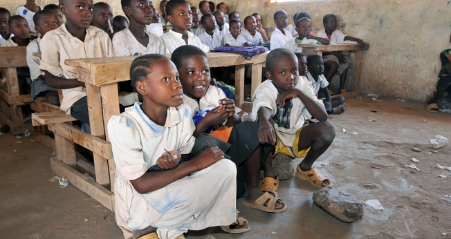 Alunos assistem aula em escola do Sudão. (Foto: UNESCO)